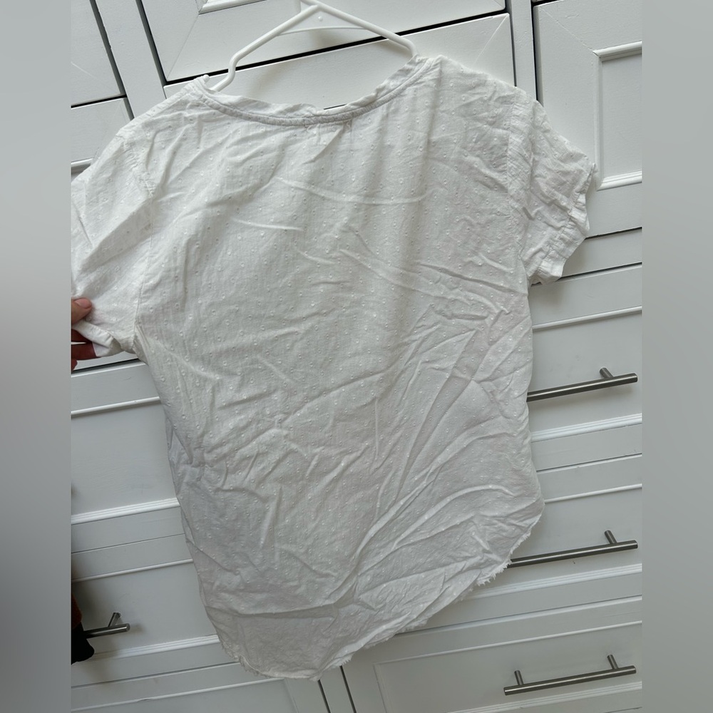 Bella Dahl White Short-Sleeve V-Neck Dot-Texture linen shirt - Picture 4 of 5